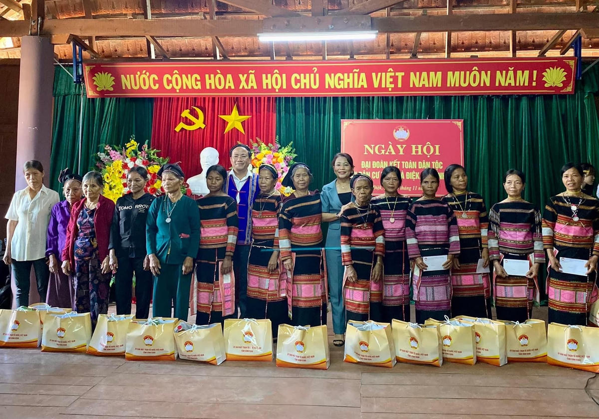 Tặng quà cho người dân thôn Tà Điệk, xã Vĩnh Hảo, huyện Vĩnh Thạnh. 
