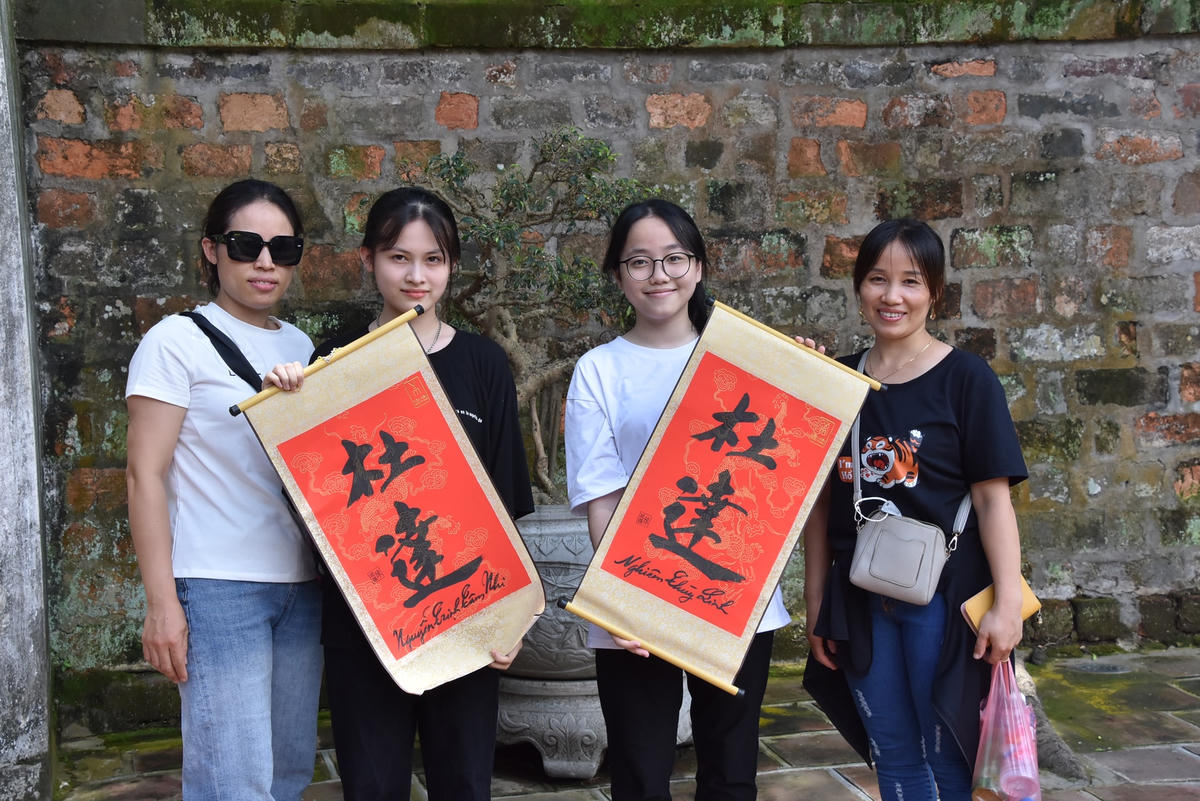 Chị Nguyễn Thị Phương Lan (Mai Động - Hoàng Mai) chia sẻ: "Việc xin chữ cũng giống như một liều thuốc tinh thần để cổ vũ, khích lệ con trong kì thì sẽ cố gắng hết mình để dỗ đạt như ý muốn". 