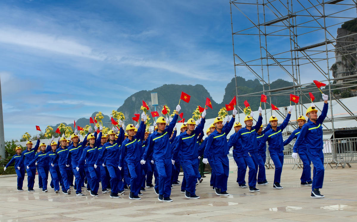 Khối Công nhân ngành Than thuộc Tập đoàn Công nghiệp Than - Khoáng sản Việt Nam.