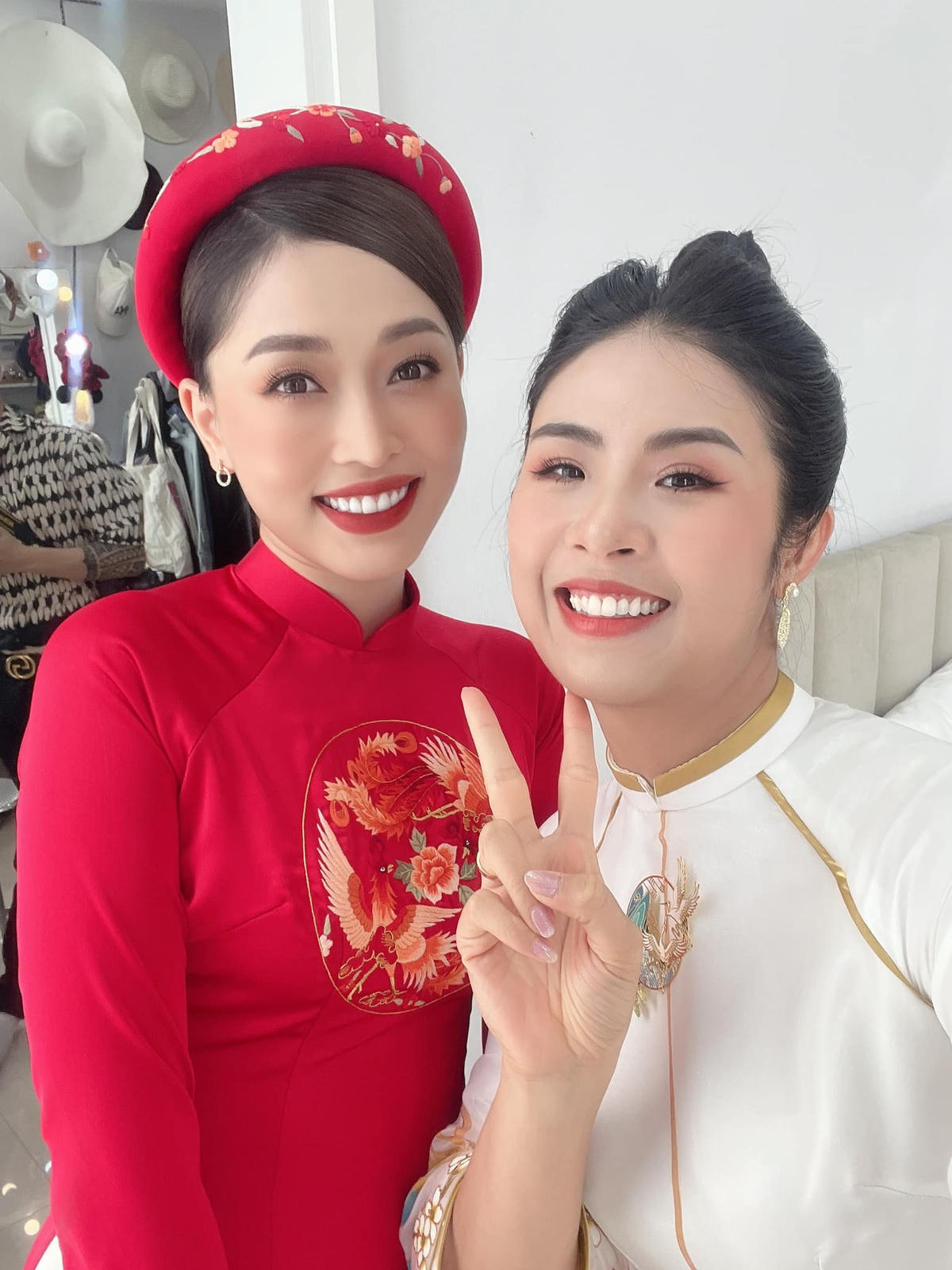 Ngọc Hân có mặt từ sớm để giúp người em thân thiết chuẩn bị cho buổi lễ. 