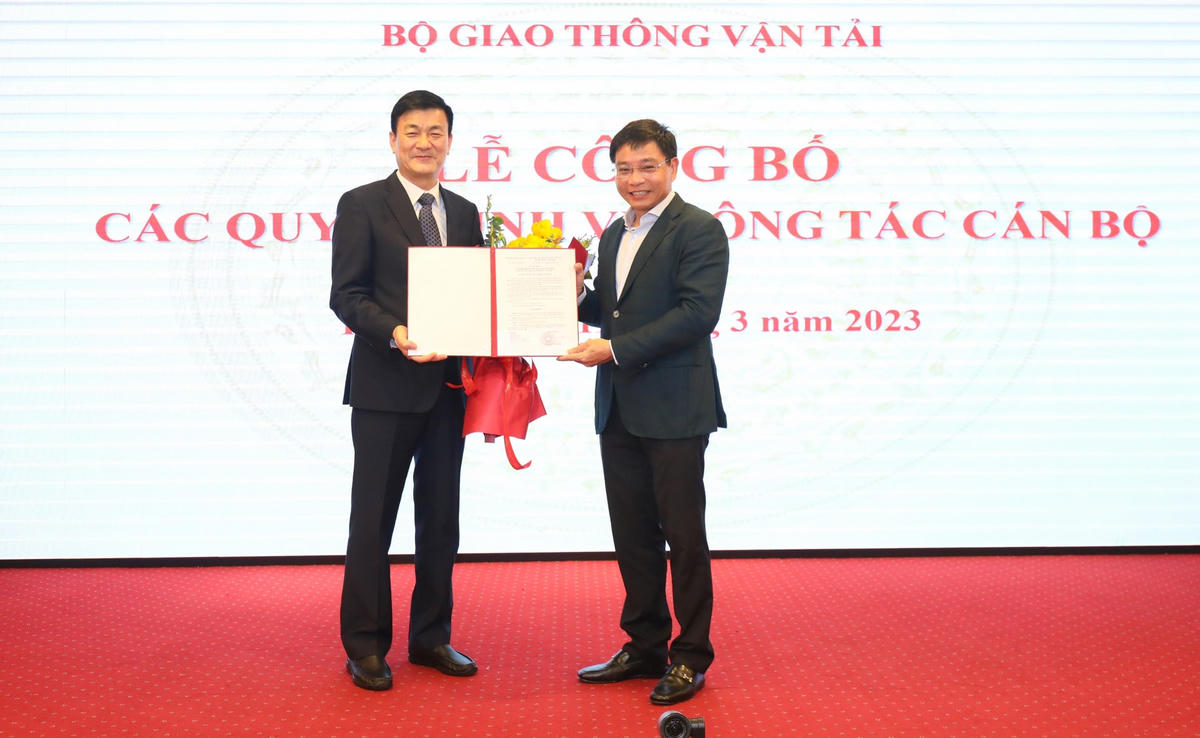 Tân Cục trưởng Cục ĐKVN Nguyễn Chiến Thắng nhận quyết định điều động của Bộ trưởng Bộ GTVT.