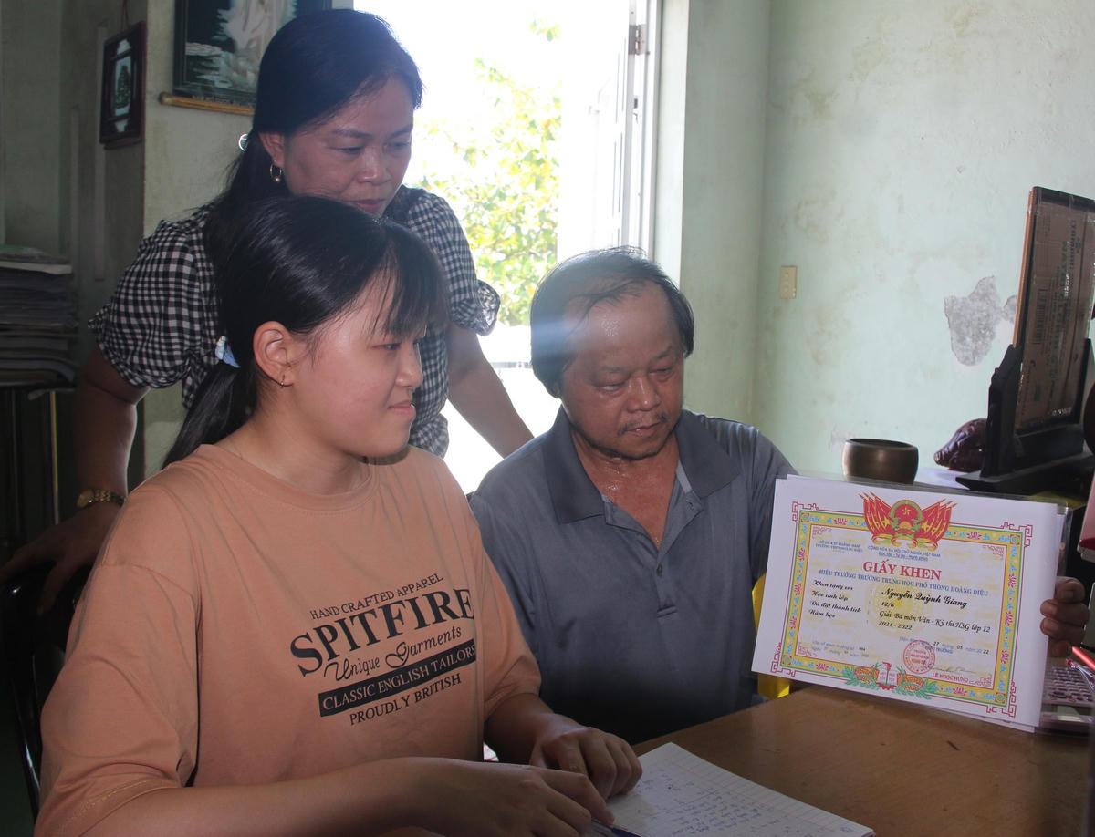 Gia đình vui mừng em Nguyễn Quỳnh Giang đạt giải Ba kỳ thi Học sinh giỏi môn Ngữ Văn. 