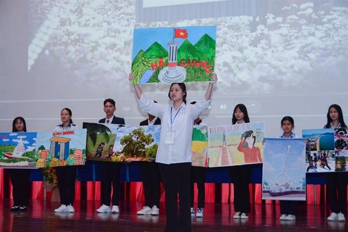 Các đội thi tự giới thiệu tại lễ khai mạc Cuộc thi khoa học, kỹ thuật cấp quốc gia học sinh trung học năm học 2022-2023, diễn ra hồi tháng 3 tại Quảng Ninh. Nguồn: Bộ GDĐT.