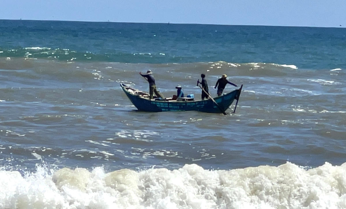 Ngư dân lênh đênh trên biển với chiếc thuyền nhỏ.