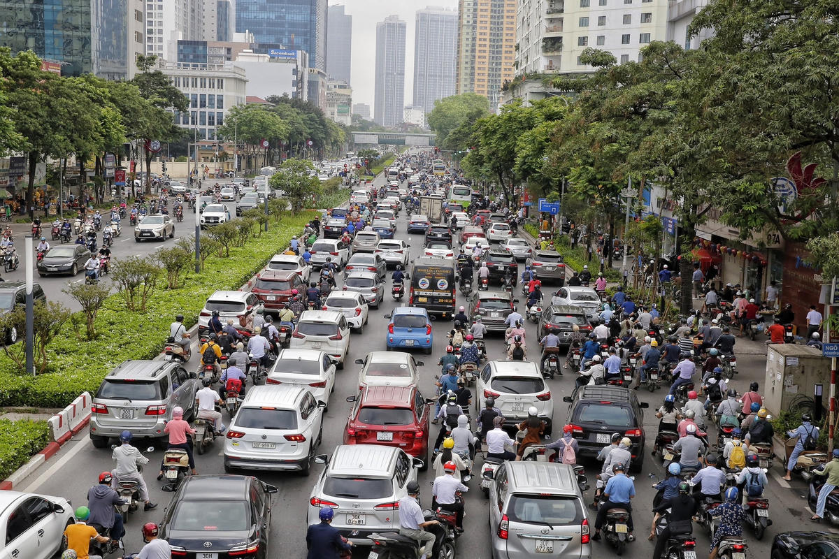 Hàng dài phương tiện di chuyển trên đường Nguyễn Chí Thanh.
