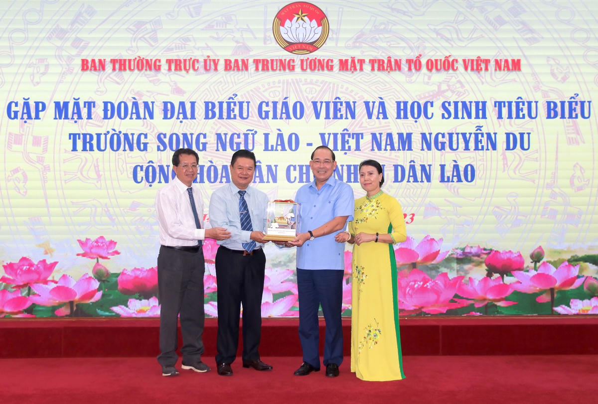 Phó Chủ tịch Hoàng Công Thủy nhận quà lưu niệm từ thầy cô giáo Trường song ngữ Lào - Việt Nam Nguyễn Du.