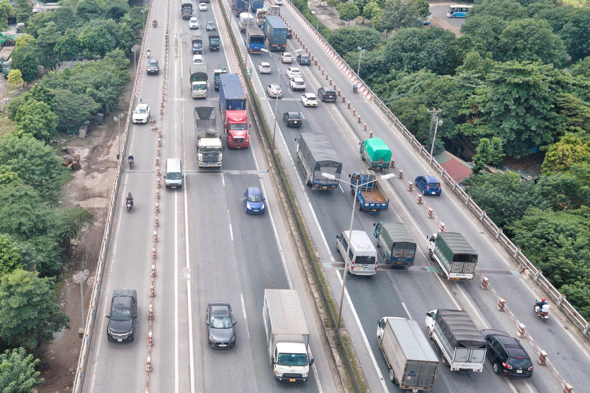 Những chiếc ô tô nối đuôi nhau đi vào làn dành cho xe máy.
