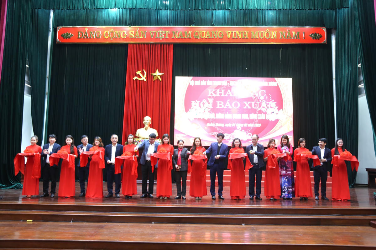 Các đại biểu cắt băng khai mạc Hội báo Xuân Quý Mão Thanh Hóa 2023.