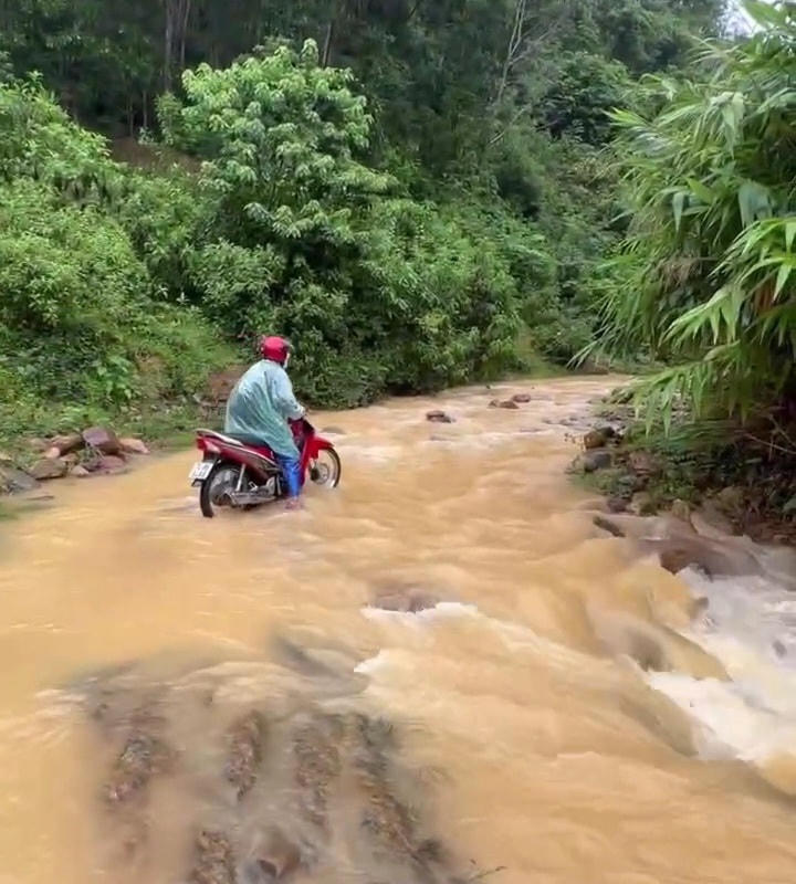 Giáo viên điểm trường Cát và Trỉa đến trường mùa lũ.