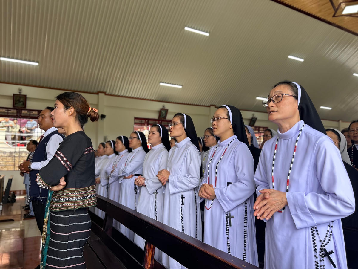 Có nhà thờ mới khang trang hơn, bà con giáo dân, các linh mục, nam nữ tu sĩ càng hăng say sống tốt đời đẹp đạo.