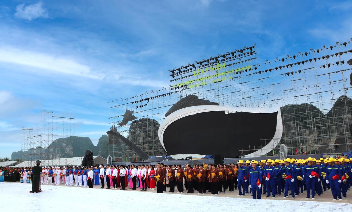 Các khối diễu hành luyện tập tại Quảng Trường 30/10 nơi sẽ diễn ra lễ kỷ niệm 60 năm Ngày thành lập tỉnh Quảng Ninh vào tối 28/10.