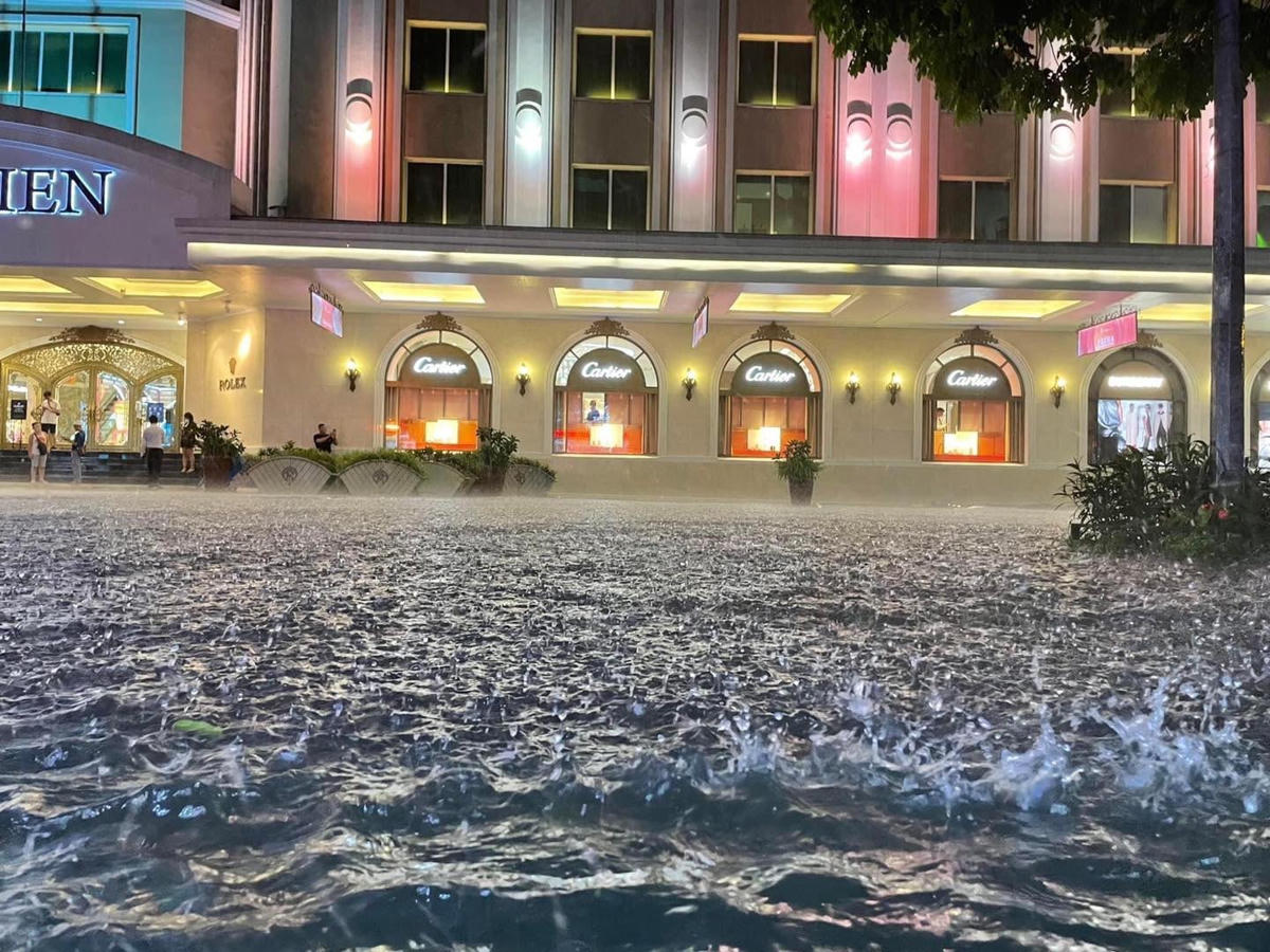 Nhìn ảnh này, nhiều người không còn nhận ra con đường quanh Tràng Tiền Plaza quen thuộc. Ảnh: Page Hà Nội
