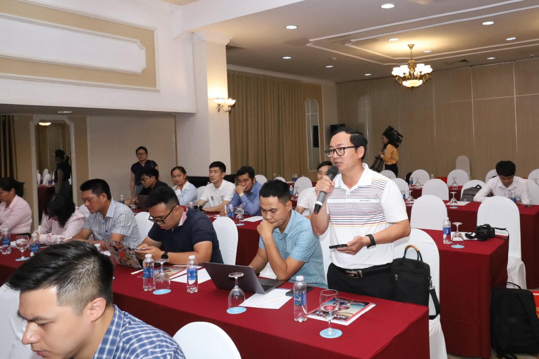 Các Phóng viên, nhà báo đặt câu hỏi tại buổi họp báo.