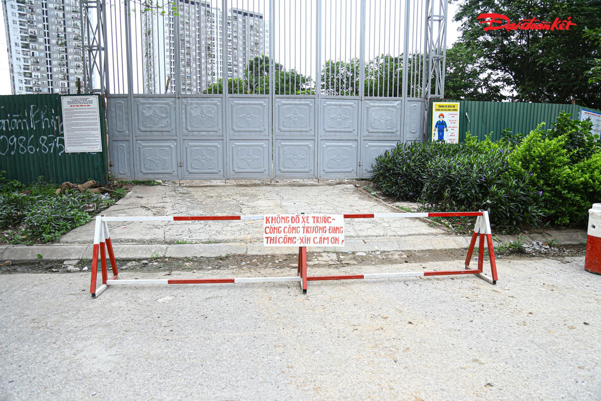 Thậm chí, một công trình xây dựng còn phải làm hàng rào, biển cảnh báo không đỗ xe trước cửa công trường.