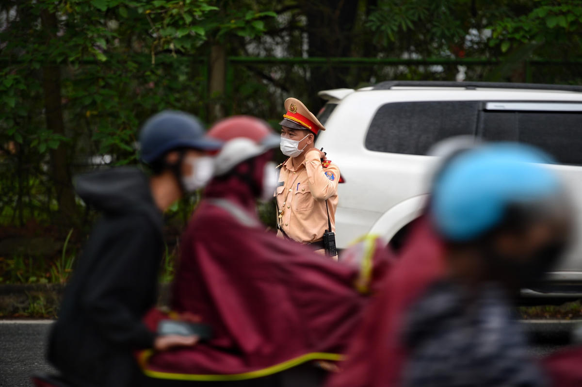 Xử lý nhiều tài xế 'trêu đùa tử thần', đi vào làn cao tốc Đại lộ Thăng Long