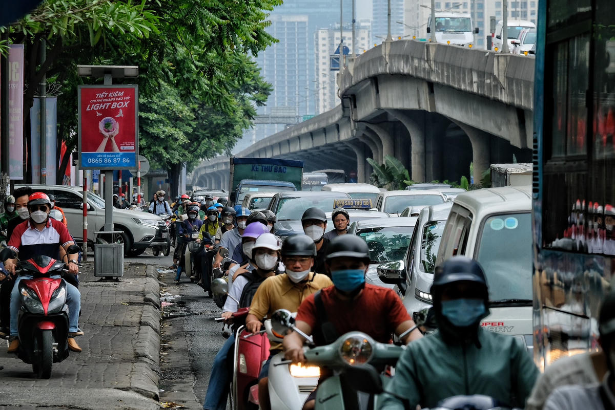 Theo ghi nhận của Báo Đại Đoàn Kết Online, do kỳ nghỉ lễ kéo dài 5 ngày nên nhiều người lựa chọn về quê để nghỉ lễ, khiến lượng phương tiện tăng đột biến, tốc độ thông thoát phương tiện trên trục đường giảm đáng kể, đặc biệt tại nhiều tuyến đường xuyên tâm như Nguyễn Trãi, Nguyễn Xiển, Khuất Duy Tiến, Tố Hữu...