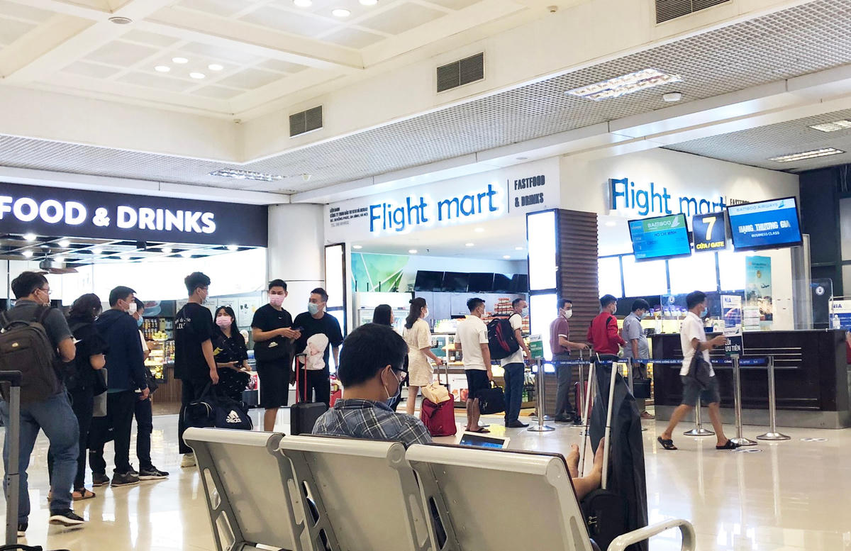 Để lên máy bay, hành khách phải qua nhiều cửa an ninh với giấy tờ tùy thân.  