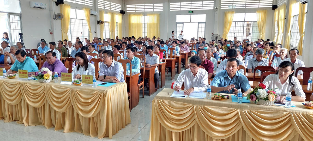 Đại biểu và nhân dân ấp 5 tham dự Ngày hội.