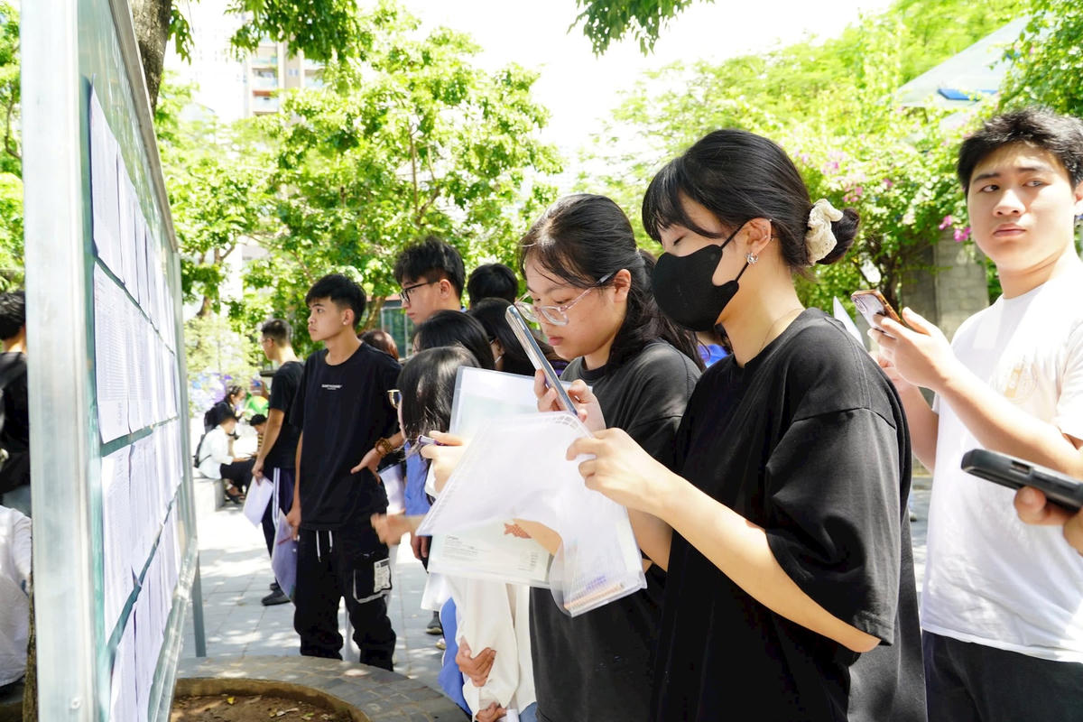 Trong số 233 điểm thi, Hà Nội có 229 điểm thi khác dành cho học sinh đang học lớp 12 chương trình mới. Ảnh chụp tại điểm thi Trường THCS&THPT Lương Thế Vinh (Hà Nội). Ảnh: T.V.