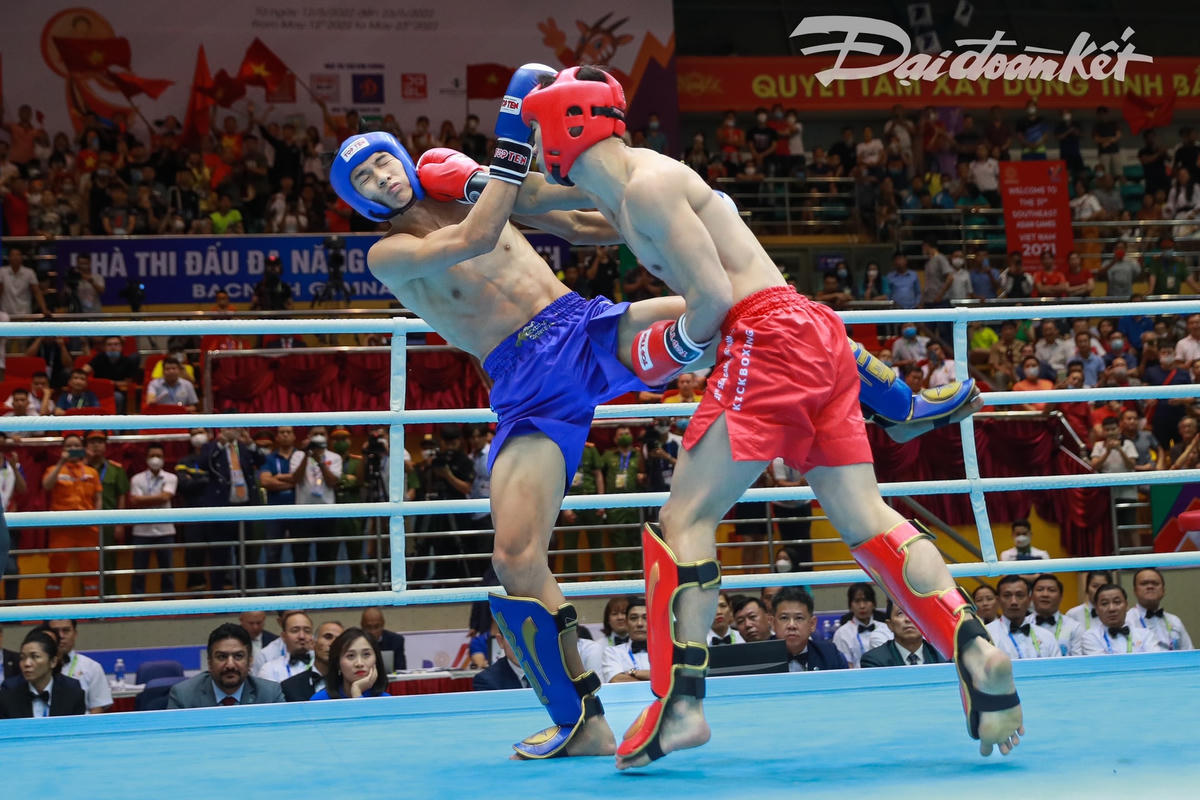 Nguyễn Quang Huy (trang phục màu đỏ) liên tục có những cú đánh chính xác để giành điểm.