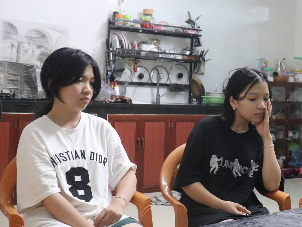 Thảo Phương và Thảo Liên quyết tâm sẽ giành được học bổng của nhà trường để đỡ đần chi phí học tập cho mẹ.