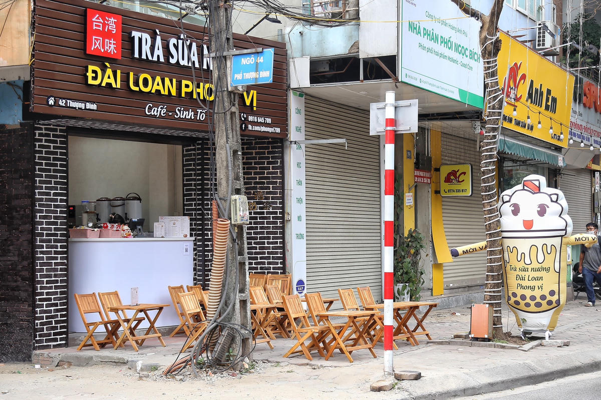 Tương tự, tại số nhà 42 Thượng Đình, Thanh Xuân cũng được một cửa hàng bán trà sữa kê bàn ghế ra vỉa hè.