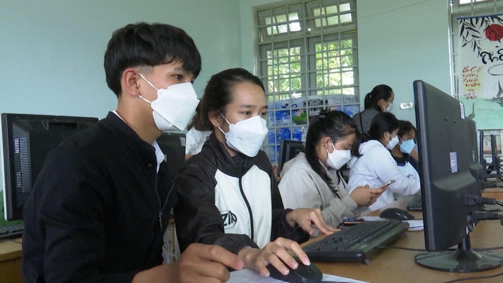 Học sinh lớp 12 đăng ký dự thi tốt nghiệp THPT. Ảnh: Cát Tiên.