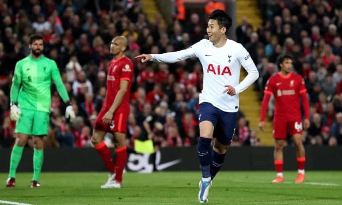 Son mừng bàn mở tỷ số trước Liverpool trên sân Anfield tối 7/5. Ảnh: THFC