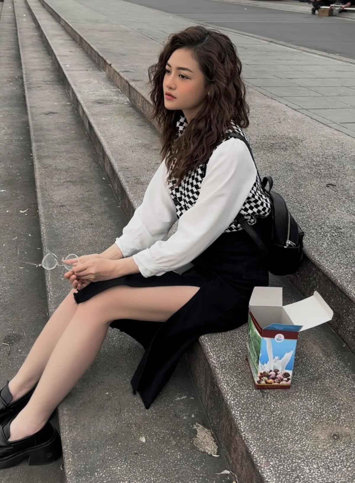 Trong “Đừng nói khi yêu”, Thùy Anh thường xuyên kết hợp áo gile với quần jeans cá tính và năng động.  