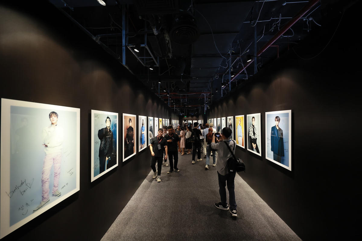 480 bức ảnh của các thần tượng Kpop được trưng bày tại Triển lãm.