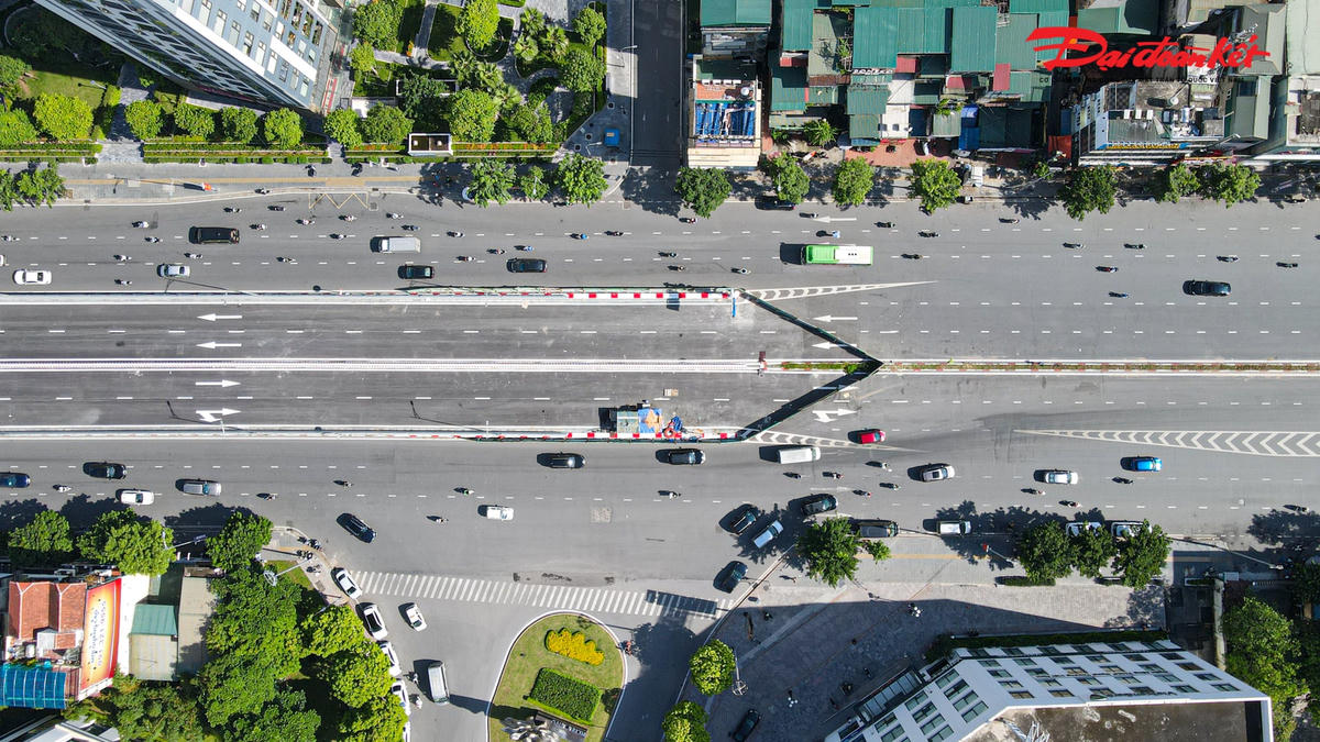 Phần đường dưới thấp kéo dài từ Vĩnh Tuy - Chợ Mơ - Ngã Tư Vọng dài 3,1 km được mở rộng với mặt cắt 53,5 - 63,5 m, quy mô 8 làn xe, có dải phân cách rộng 4 m ở giữa và vỉa hè rộng 4 - 6 m mỗi bên. Hiện tại, cơ bản đường dưới thấp đã được thi công xong và đưa vào sử dụng.