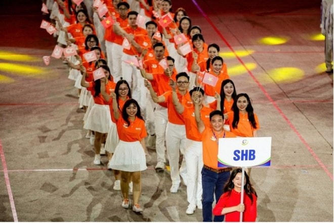 Đoàn diễu hành SHB rực rỡ sắc cam cùng những nụ cười rạng rỡ tại Lễ khai mạc.