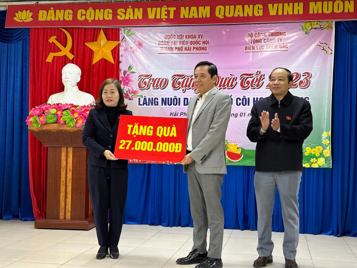 EVNNPC phối hợp với Đoàn đại biểu Quốc hội TP Hải Phòng tặng 1.000 suất quà 'Tết vì người nghèo' 