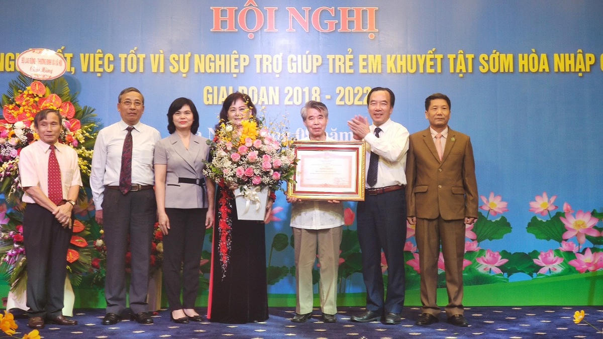 Phó Chủ tịch Ngô Sách Thực trao Bằng khen của Thủ tướng Chính phủ cho Hội Cứu trợ trẻ em tàn tật Việt Nam đã có nhiều đóng góp trong công tác từ thiện nhân đạo từ năm 2016 – 2021.
