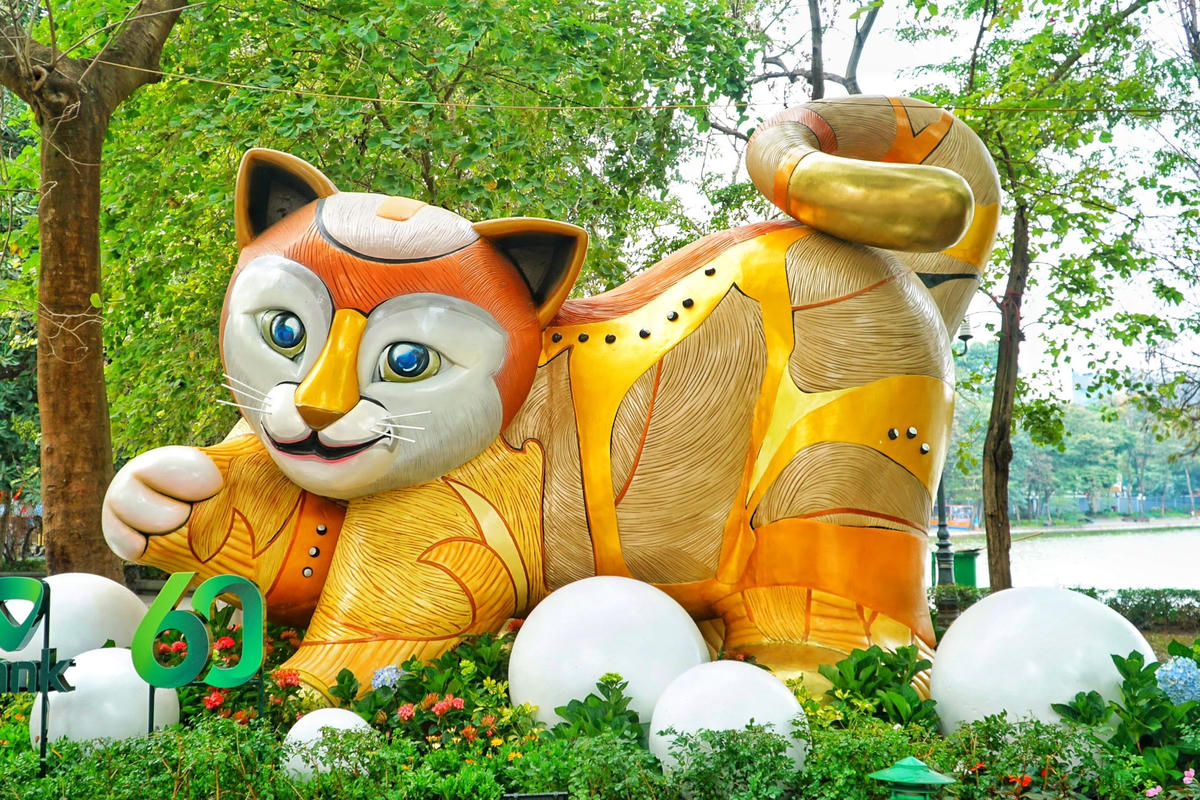 Hình ảnh linh vật mèo khổng lồ được đặt tại bờ hồ Gươm đang thu hút được đông đảo người dân tới chụp ảnh.