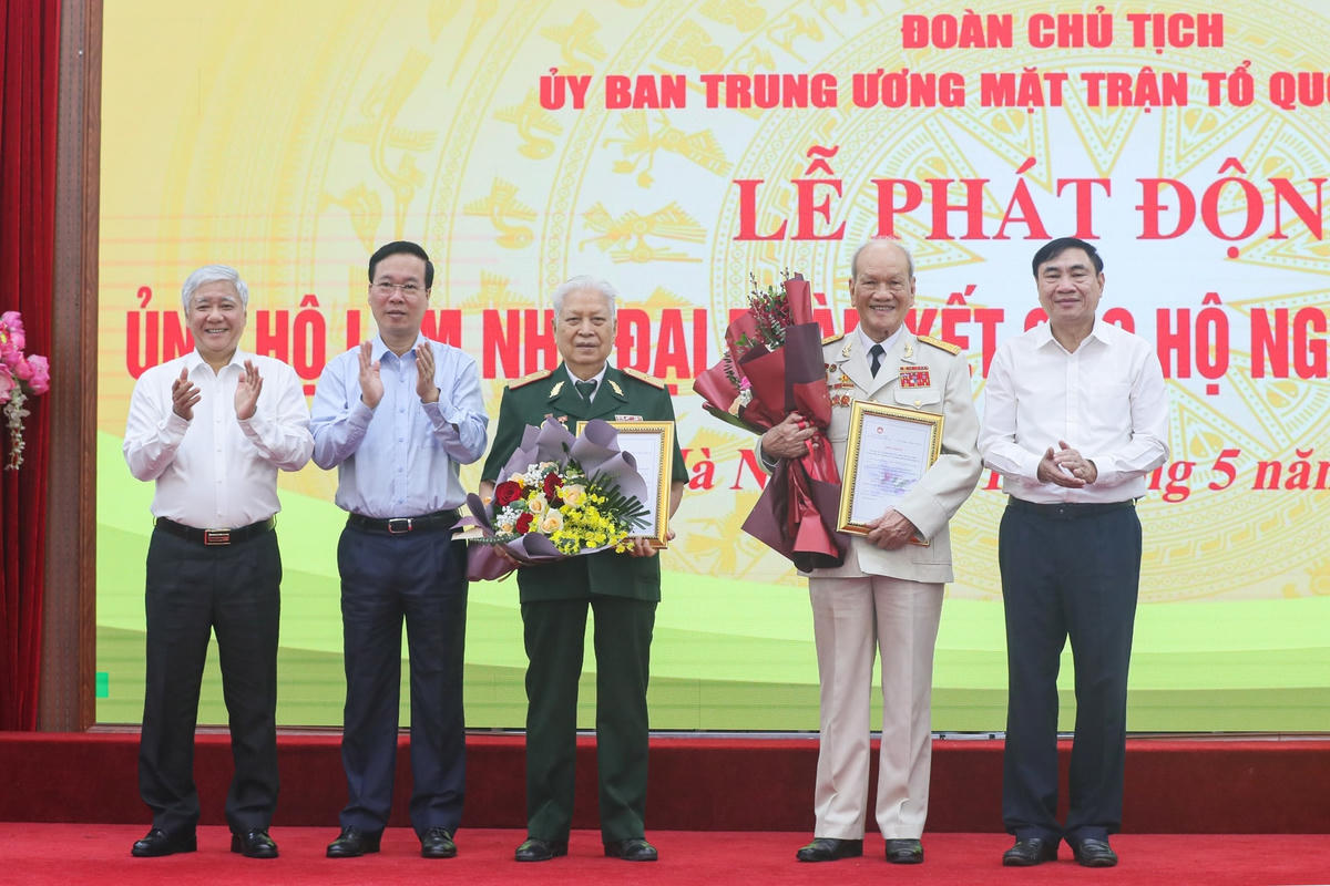 Chủ tịch nước Võ Văn Thưởng, Chủ tịch UBTƯ MTTQ Việt Nam Đỗ Văn Chiến tặng hoa chúc mừng Thiếu tướng Đào Quang Cát và Đại tá Nguyễn Hữu Tài.