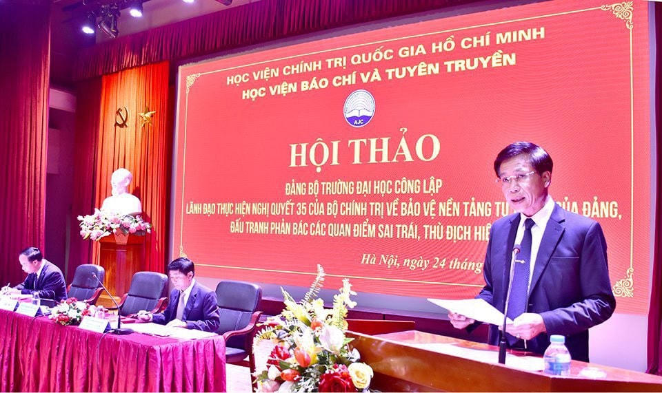 PGS.TS Hoàng Phúc Lâm, Phó Bí thư Đảng ủy, Phó Giám đốc Học viện Chính trị Quốc gia Hồ Chí Minh phát biểu chỉ đạo hội thảo.