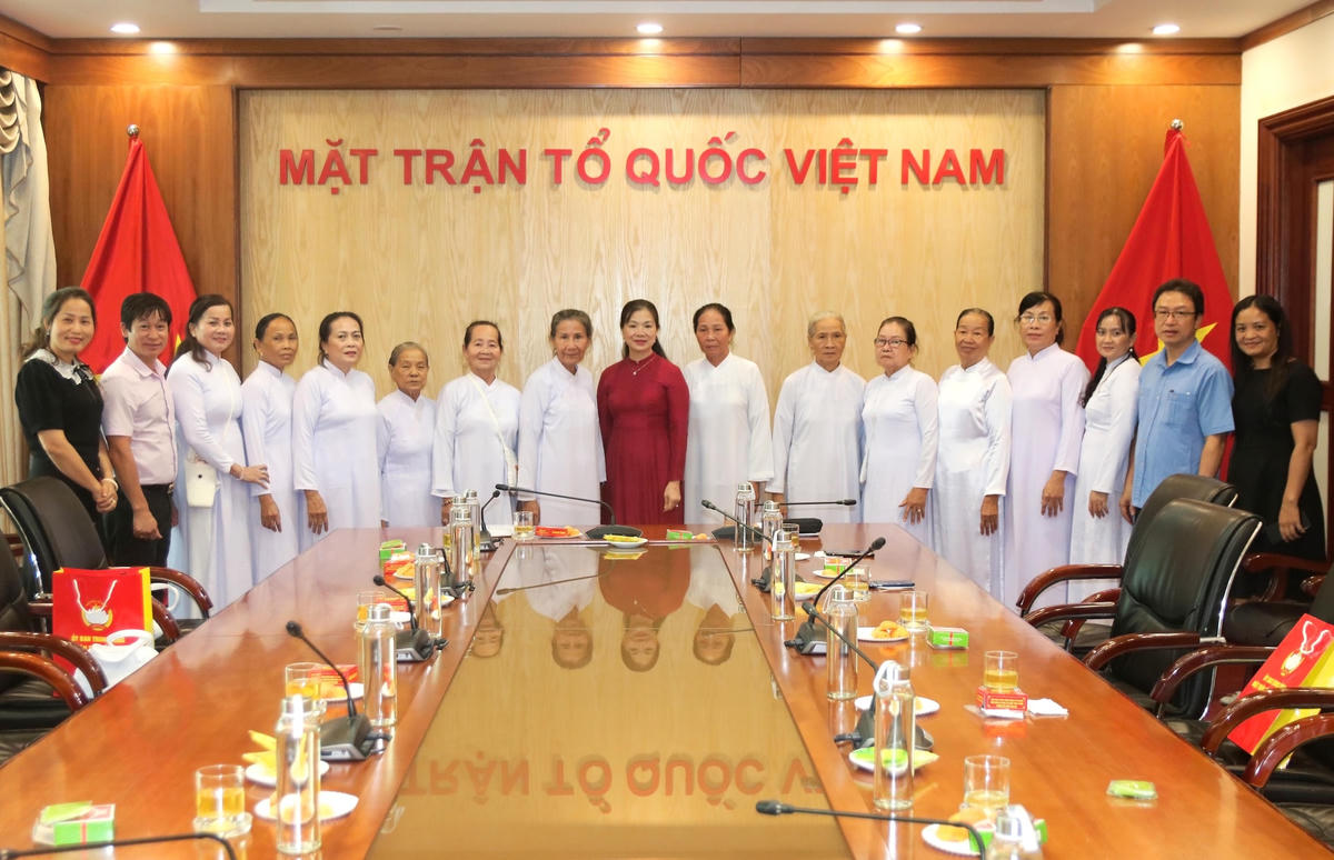 Phó Chủ tịch Trương Thị Ngọc Ánh chụp ảnh lưu niệm cùng Đoàn đại biểu Nữ phái Hội thánh Cao Đài Minh Chơn đạo.