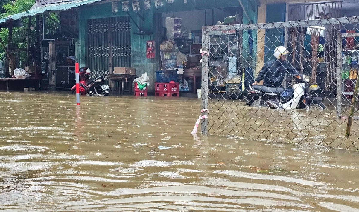 Mưa lớn khiến nhiều tuyến đường tên địa bàn thành phố Huế bị ngập sâu giao thông đi lại khó khăn.