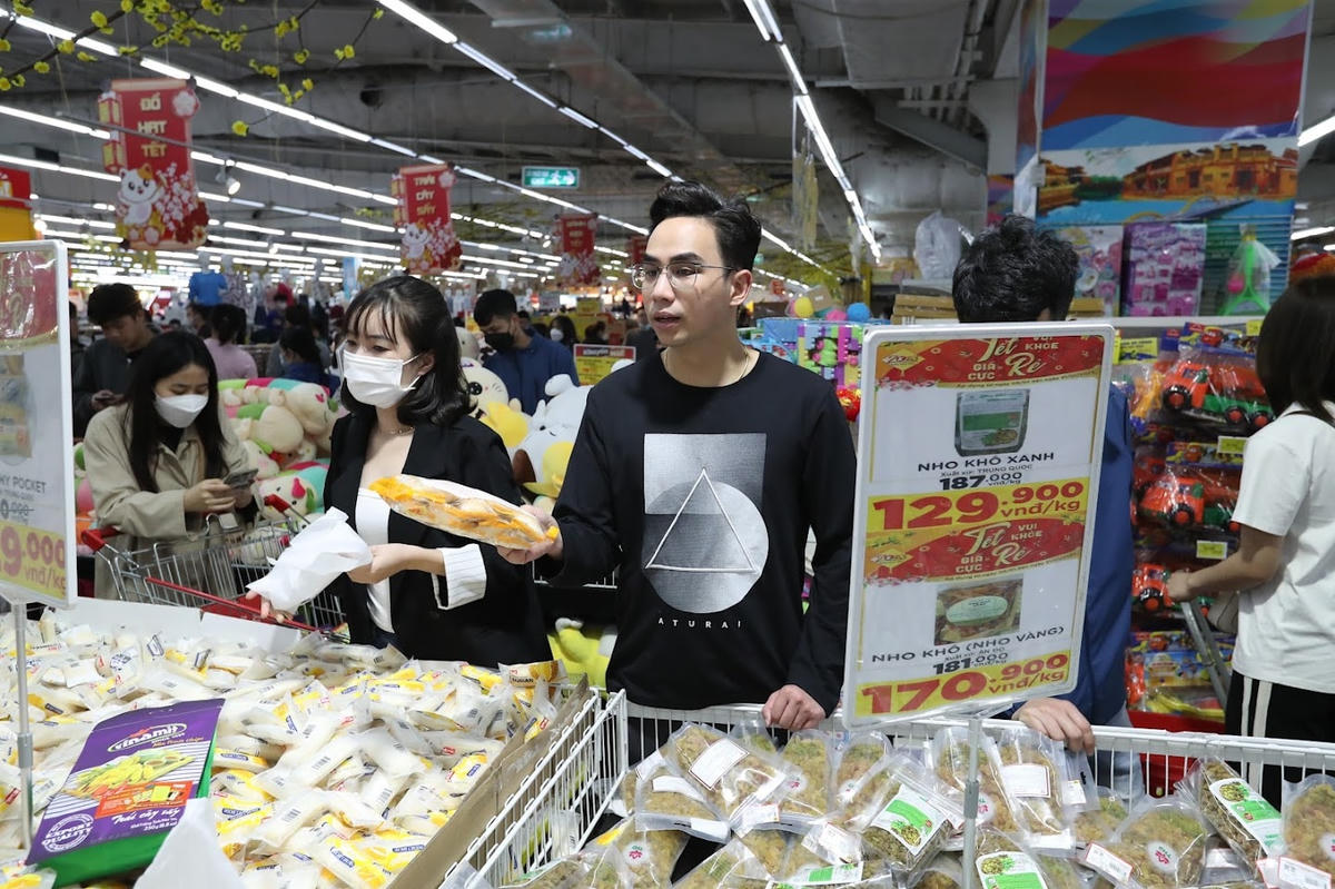 Doanh nghiệp bán lẻ thêm nhiều hình thức chăm sóc khách hàng. Ảnh: Quang Vinh.