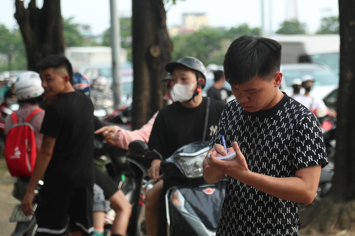 Mỗi chiếc xe ở đây được trông với giá 50 nghìn đồng ,cao gấp 10 lần giá Nhà nước quy định.