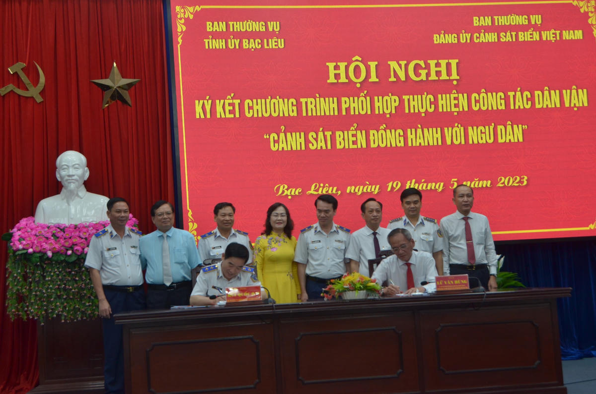 Ban Thường vụ Tỉnh ủy Bạc Liêu và Ban Thường vụ Đảng ủy Cảnh sát biển ký kết chương trình phối hợp.