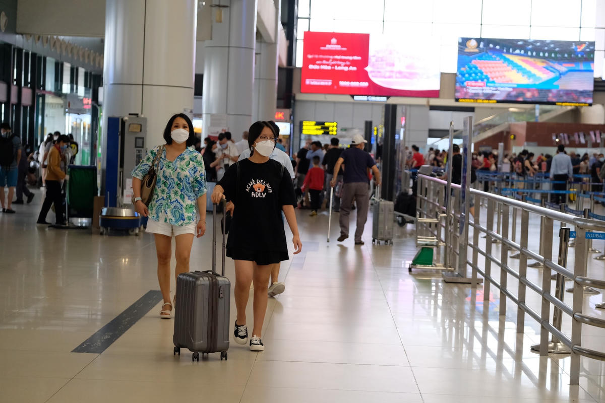 Cục Hàng không yêu cầu các hãng bay xây dựng phương án tổ chức vận tải hành khách tối ưu phục vụ nhân dân đi lại dịp cao điểm Hè 2022; không để xảy ra tình trạng tăng vé trái quy định.