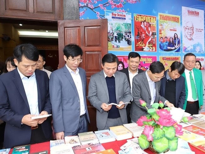 Lãnh đạo tỉnh Thanh Hóa thăm quan và tìm hiểu các tác phẩm tại Hội báo Xuân.