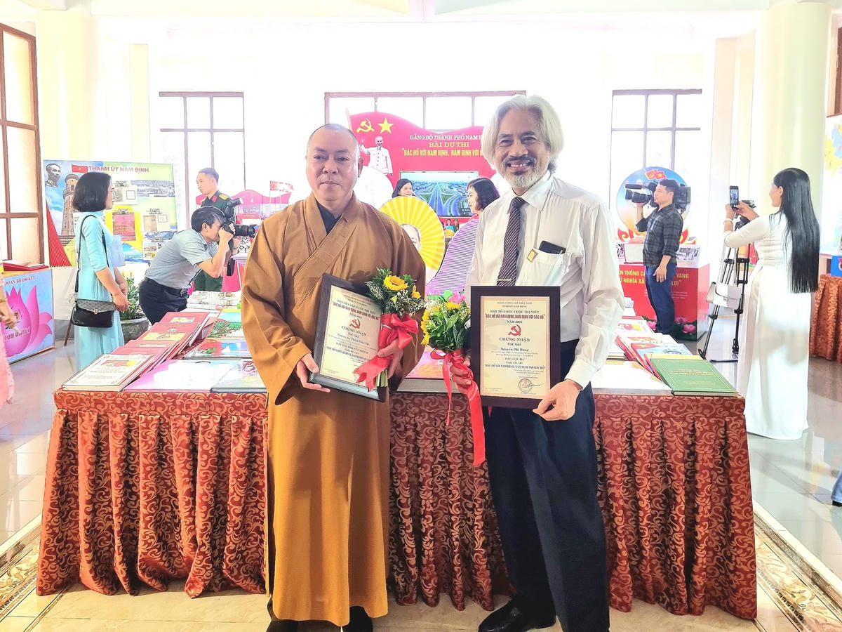 Niềm vui của các tác giả sau khi được trao giải.