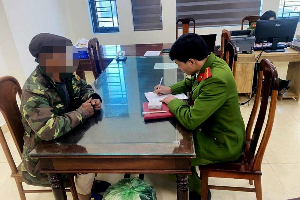 Đối tượng Hoàng Bá Lan đến Công an huyện Can Lộc đầu thú sau gần 3 năm lẩn trốn.