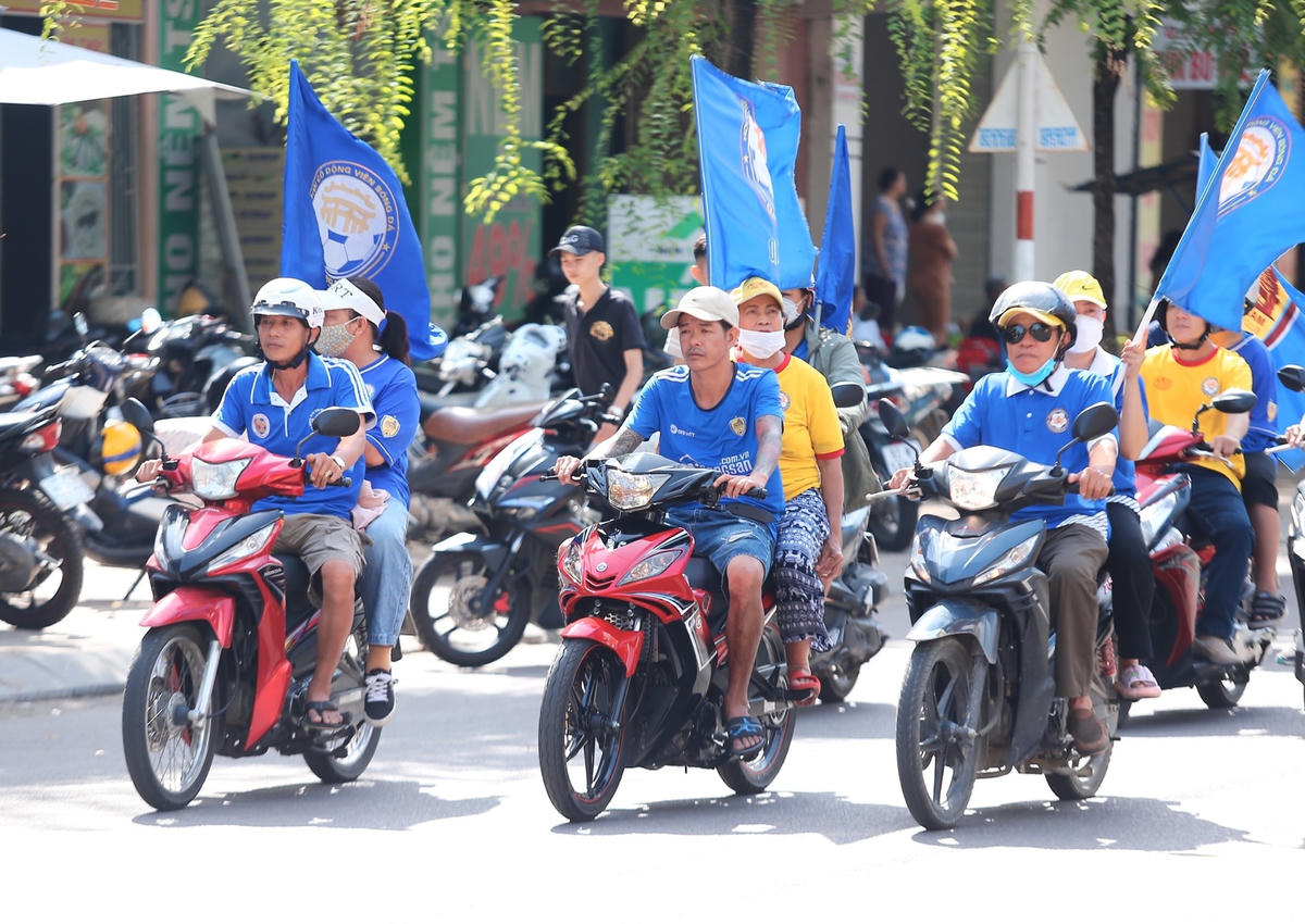 CĐV đi cổ vũ cho CLB Bóng đá Quảng Nam.