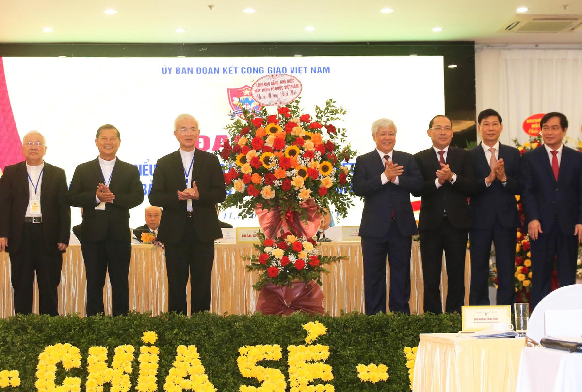 Chủ tịch UBTƯ MTTQ Việt Nam Đỗ Văn Chiến tặng hoa chúc mừng Đại hội.