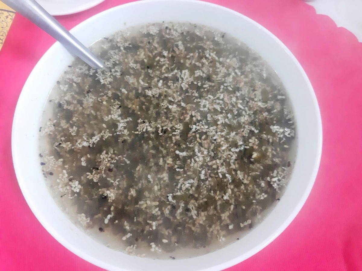 Món canh trứng kiến nấu với lá bún hoặc lá giang thái nhỏ có vị chua khá đậm và thơm, giàu chất dinh dưỡng.