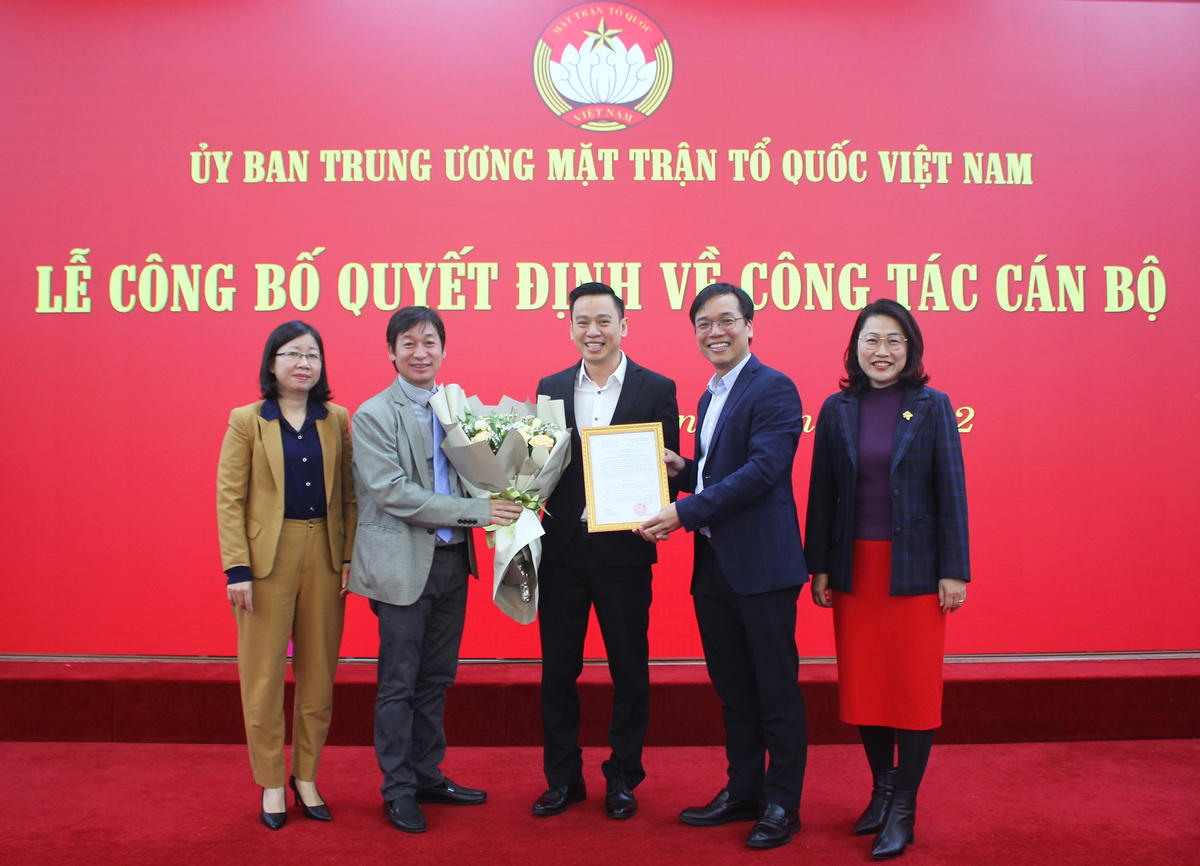 Ông Nguyễn Bình Minh, Chánh Văn phòng Cơ quan UBTƯ MTTQ Việt Nam trao Quyết định bổ nhiệm cho ông Quách Bình Dương.